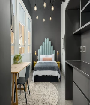 Queen room