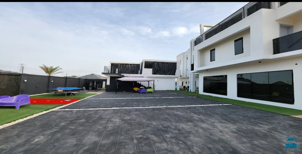 Luxx International Hotel